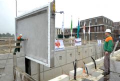 Eerste betonnen sluisdeuren ter wereld gemonteerd