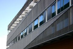 THERMISCH VERZINKT STAAL als OPVALLEND BOUWMATERIAAL 